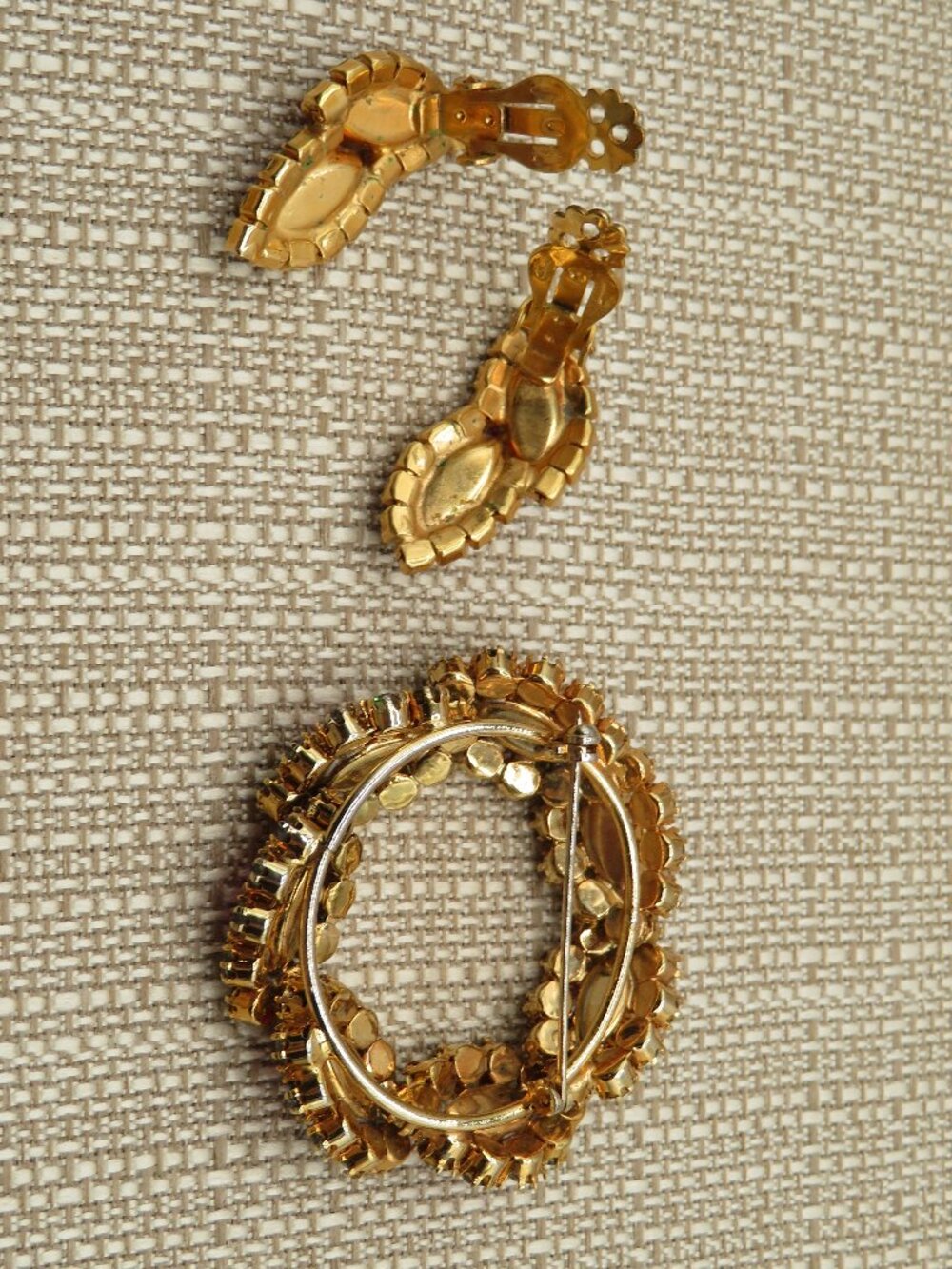 Vintage Pink and Gray Rhinestone Gold Tone Brooch and Clip-On Earrings Set - Picture 7 of 8